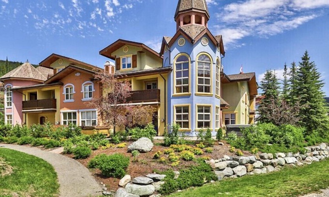 Sun Peaks House | Beautiful 4 bedroom townhouse close to village.