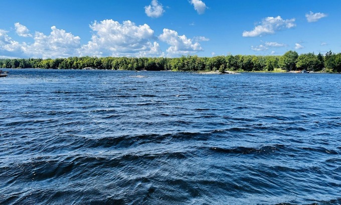 Dunchurch Cottage | Beautiful lakefront cottage with sandy beach & private dock