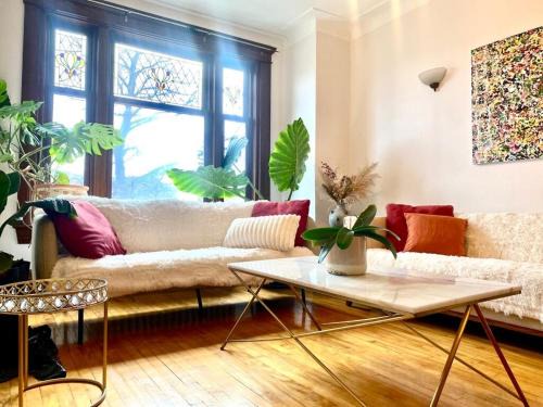 Plateau Mont Royal Apartment | Beautiful Sunny big apartment