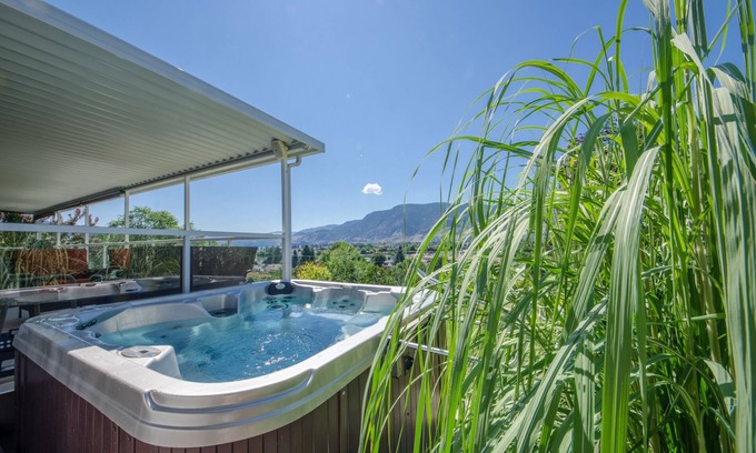 Okanagan-Similkameen House | Between the Lakes - Beautiful Family Home with a Great View and Hot Tub!