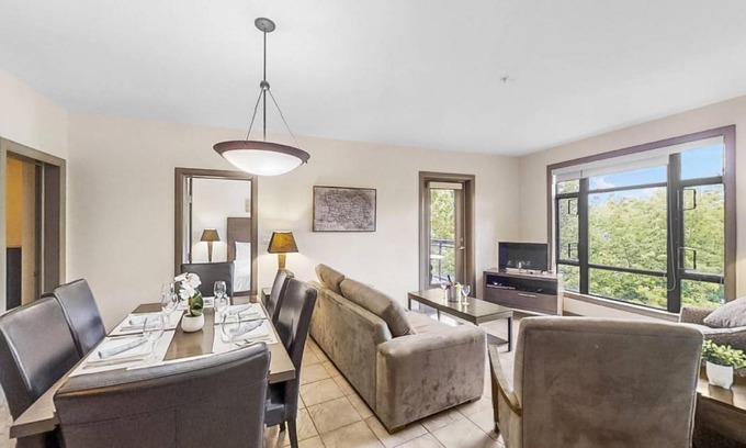 South Pandosy Apartment | Bright Corner Apartment w/ Lake View 418