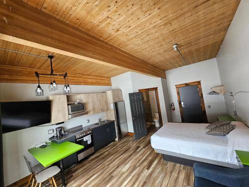 Sainte-Anne-des-Monts Hotel | 93 m² Hotel ∙ 2 bedrooms ∙ 4 guests