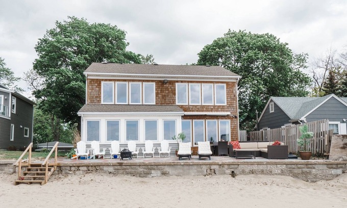 Crystal Beach Cottage | Cedarwood Sands - Beachfront on Bay Beach