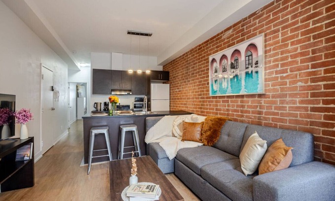 Downtown Montreal Apartment | Central 2BDR Condo on Bishop-Vibe Central MTL