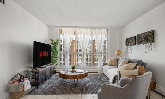 Downtown Edmonton Apartment | Central DT 2BR » Free Parking » Billiards » Gym