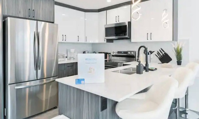 Calgary House | Central Home 2min>DT Core | KING Bed | Fresh Reno!
