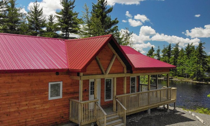 Queens House | Chalet directly on the lake, central storage, incl. access to private island