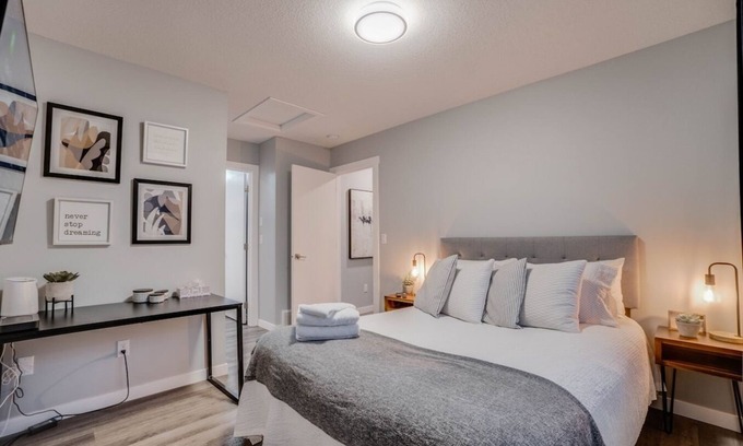 North Central Edmonton House | Chandler - Central 5 Bdrm Home, Workspaces & Wifi