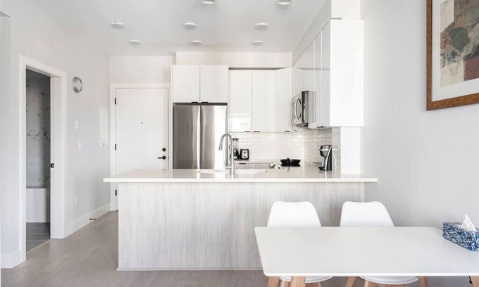 Langley Apartment | Contemporary Penthouse Gem ~ Downtown ~ Gym ~ Pkg!