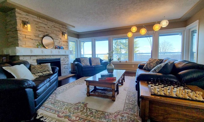 Cordova Bay House | Cordova Bay Executive House - 5 min from the beach