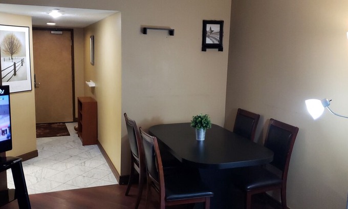 Bay Street Corridor Apartment | ⍟ Cosy up in Downtown ⍟ Jacuzzi