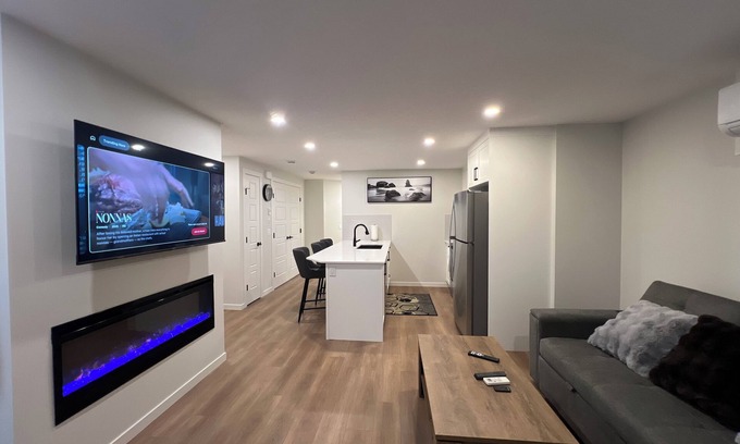 Calgary Apartment | Cozy 2 bedrooms Suite Near Calgary Airport ✈️ | Air conditioning Sleeps 6
