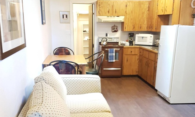East Kootenay Apartment | ♥COZY COMFORT☆☆SLEEPS4 ♥5 Min to Golf & Ski