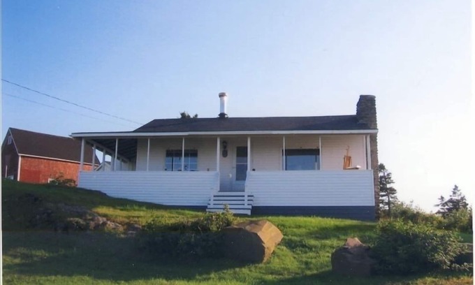Parkers Cove Cottage | Cozy Seaside Cottage- BEST LOCATION ON THE BAY OF FUNDY SHORE!