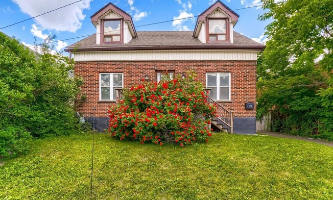 Hamilton House | Cozy spacious house for large group - huge backyard w/ deck & Bonfire