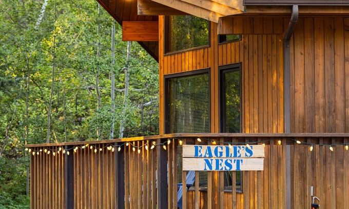 Crowsnest Pass Cabin | Crowsnest River Chalet - Eagle