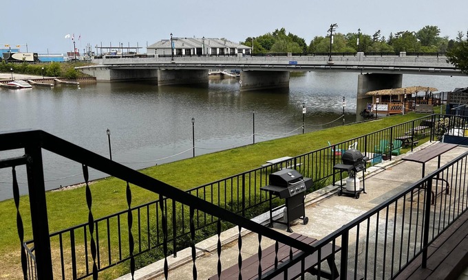 Wasaga Beach Cottage | Dock Life Beach 1 - Cottage 1, Riverside 3 bedroom, 3 min walk to Beach 1
