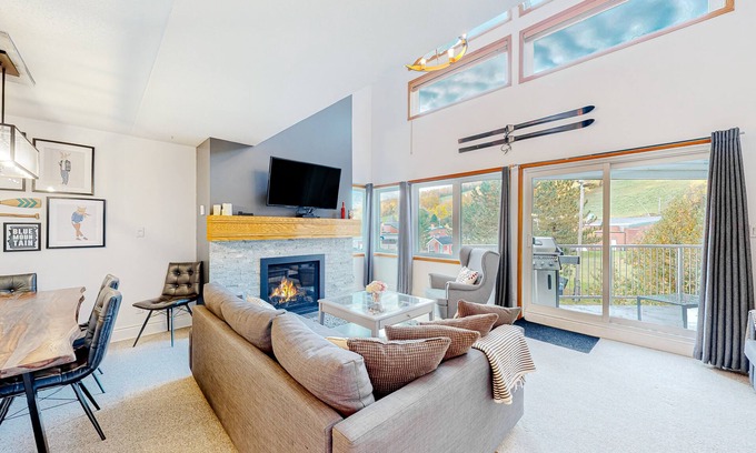 The Blue Mountains Condo | Dog-friendly skiier's condo with high-speed WiFi, gas fireplace, & central AC