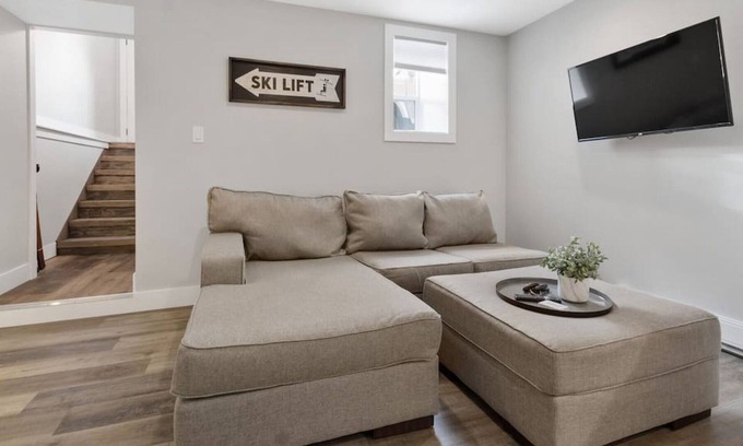 Collingwood Condo | Downtown Collingwood Contemporary Studio Apartment (97039)