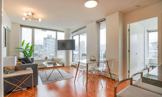 Crosstown Apartment | Downtown Unit with Spectacular Views
