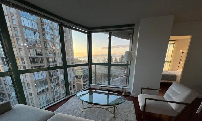 Kitsilano Condo | Downtown Vintage Ocean View Condo and Sunset Beach