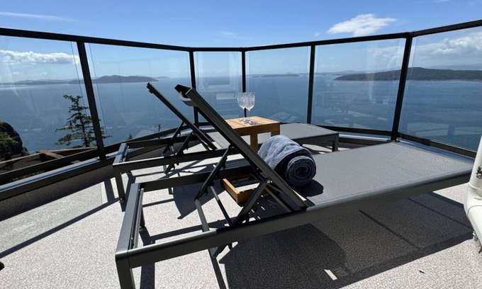 Pender Island Apartment | East Suite- Ocean Front Suite with private Hot tub