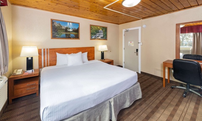 Medicine Hat Hotel | Econo Lodge Inn & Suites