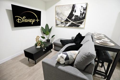 Northwest Edmonton House | Elegant Escape with King Bed, Long Stays, WEM, Disney