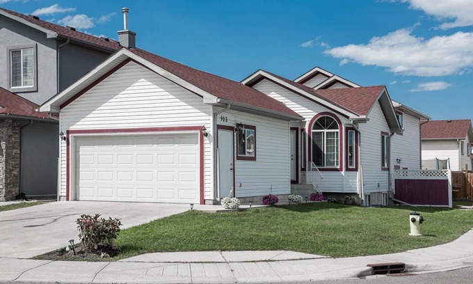 Calgary House | Entire large house, 7BR/4BA/9beds, 5 minutes to Airport, Ctrain & Shopping