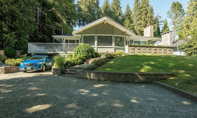 Hollyburn House | Exclusive Spacious Suite with Private Patio