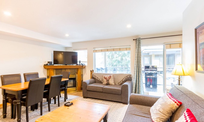 Village North House | FABULOUS LOCATION Private Hot Tub, NO Car needed, Sleeps 8