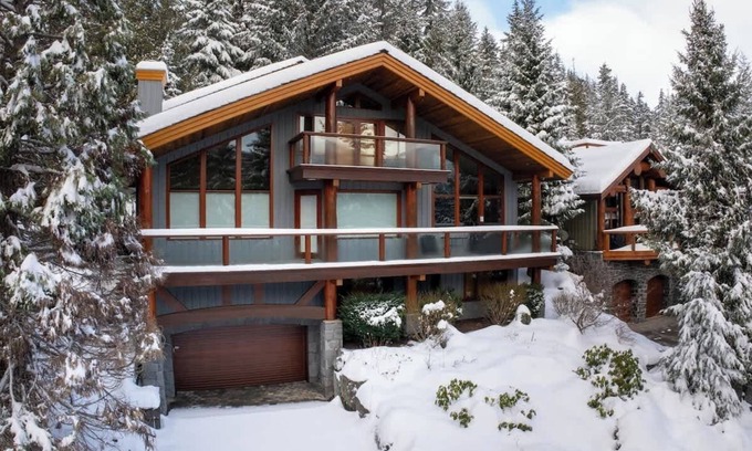 Blueberry Hill House | Family Log Cabin with Stunning Mtn View & Hot Tub