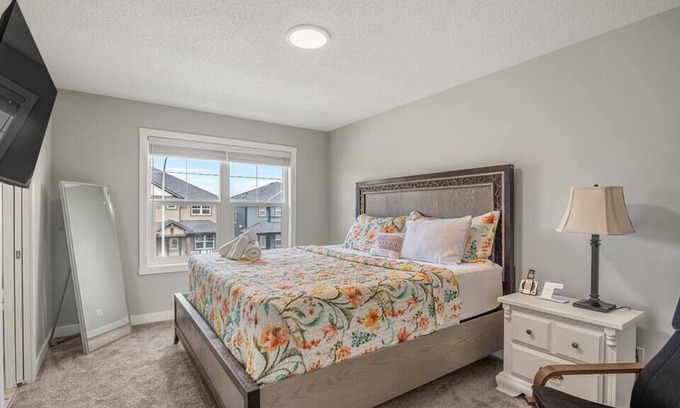 Airdrie House | FREE Banff Pass, 2 King, 2 Queens, Sleeps 12