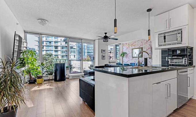 Crosstown Condo | Gastown Downtown Apartment Very Central