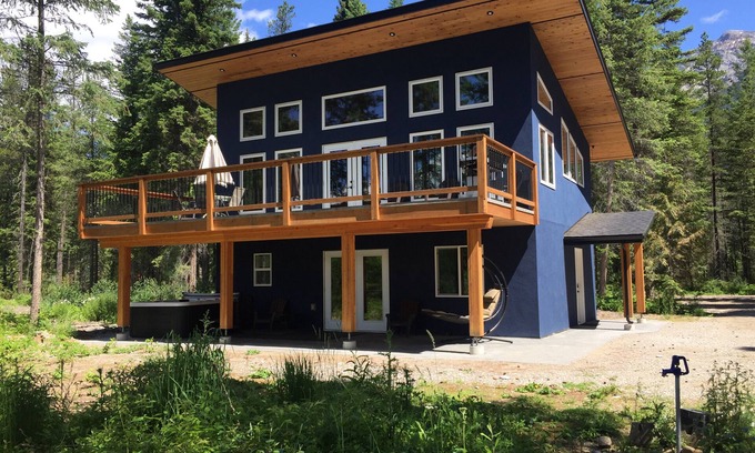 Golden Cabin | Goat Mountain Cabin in the beautiful Blaeberry Valley