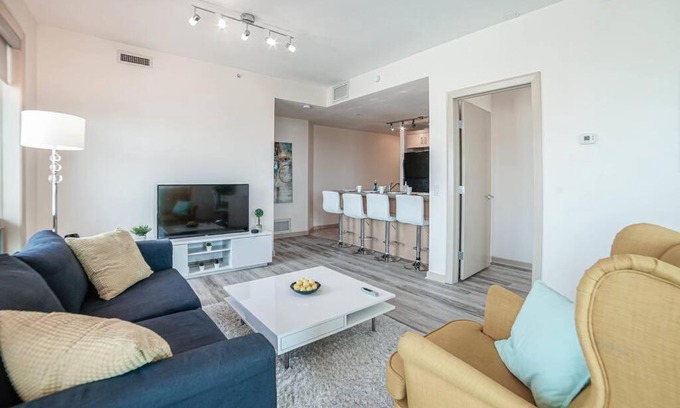 Victoria Park House | Gorgeous 2bd Condo Patio Gym Parking Coffee