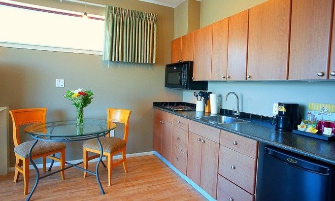 Harrison Hot Springs Apartment | Harrison Hot Springs Harrison Beach Hotel Junior Suite (Lake View)
