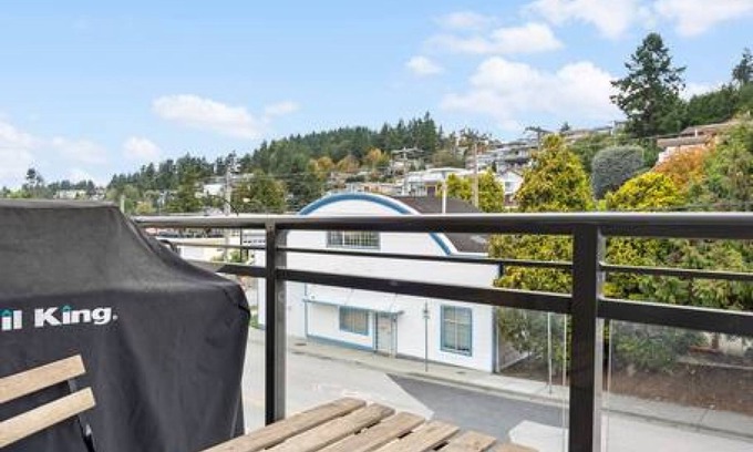 White Rock Apartment | High-end Beachside Condo