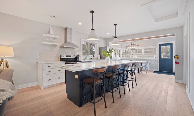 Fort Erie House | Hot Tub Haven! Steps to Bay Beach! Guest favourite