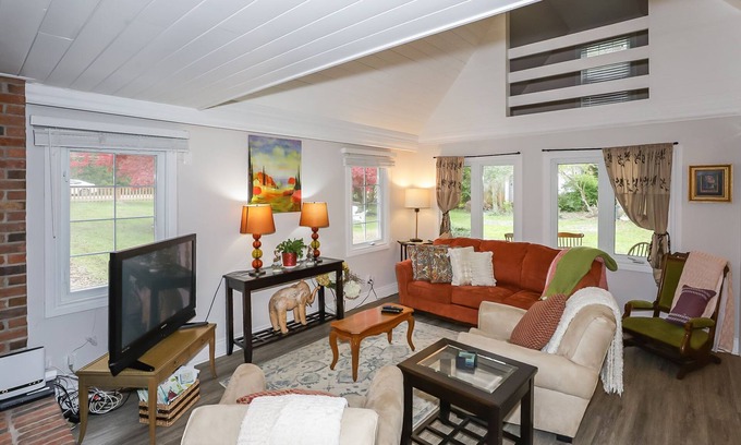 Historic Old Town House | 💖Huge #1 Location, Golf course, skyline Toronto, Lake, Main St, a short walk😊