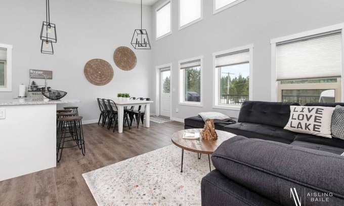 East Kootenay Apartment | Hygge Hideaway | Pvt Hot Tub| Upscale Amenities