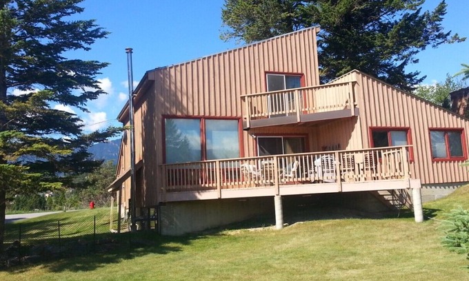 East Kootenay House | Invermere 4 Br Mtn/Lake View Home! Walk to Town, Shopping, Restaurants! Skiing!