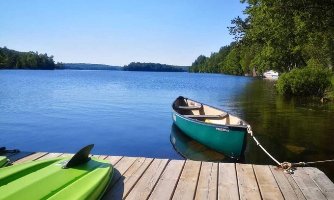Algonquin Highlands Cottage | KAYAKS * CANOE * PADDLE BOARDS * WIFI * SATELLITE TV
