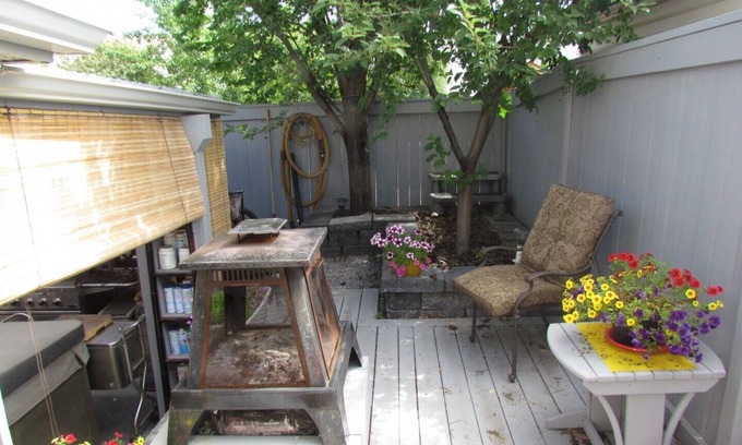 Southeast Calgary House | Lake Sundance - Private Walk Out Suite