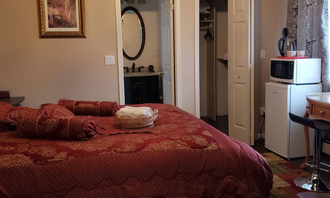Richmond Bed & Breakfast | Large Comfy room w Private bath in gre