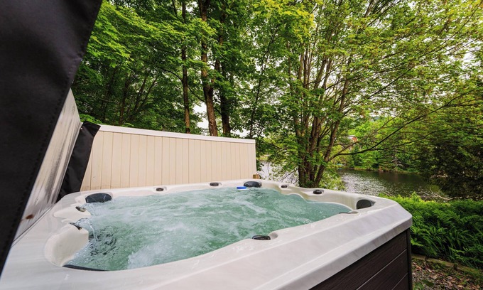 St-Adolphe-d'Howard Ski Chalet | Le Chalet Brun, lakefront with jacuzzi