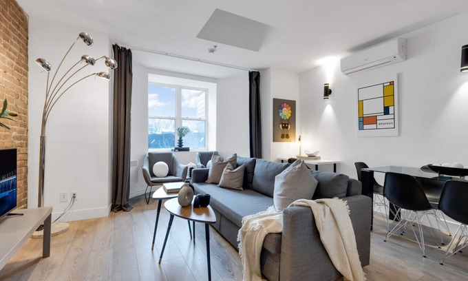 Downtown Montreal Apartment | LiV MTL Downtown-401 Spacious 2BR Suite + Lounge