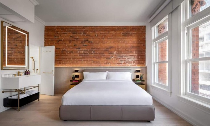 Beaconsfield Village House | Look No Further! On-Site Restaurant, Near Trinity Bellwoods Park