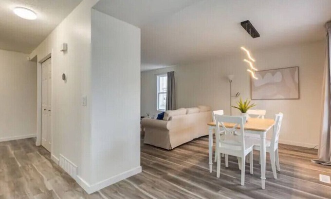 Northwest Calgary House | *Lovely* 3 BR - OnRoute to Banff