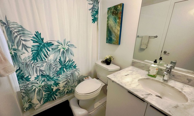 Bay Cloverhill Condo | Luxury 2 Bed 2 Bath In The Heart of Toronto